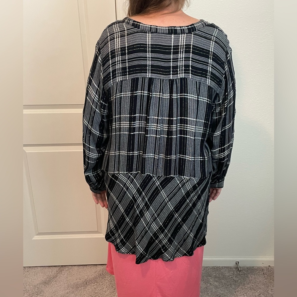 High-Low Holiday Blouse - Picture 4 of 6